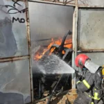 Galpão pega fogo e assusta moradores da Areinha