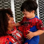 Conheça a babá que se vestiu de Homem-Aranha para surpreender menino e emocionou milhões
