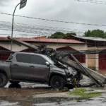 Caminhonete atinge poste e bloqueia trânsito na Avenida São Luís Rei de França, em São Luís