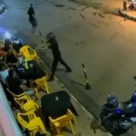 homem foi morto a tiros na madrugada deste sábado (18) no bairro Vila Ildemar, em Açailândia. A vítima foi identificada como Erick Almeida, que estava bebendo em um bar da região quando foi alvo de vários disparos efetuados por um homem que chegou ao local em uma motocicleta. O atirador fugiu do local e até o momento segue foragido.  O crime tem características de execução e aconteceu próximo à 1h. Uma câmera de segurança instalada na região registrou o momento em que Erick é abordado por um homem com capacete de motociclista, que se aproxima já atirando. A vítima morreu ainda no local.